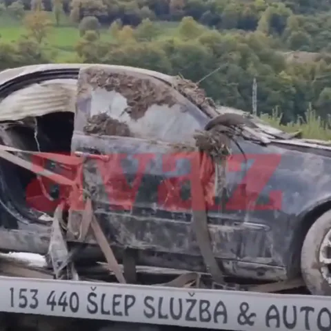 Mercedes koji je sletio u rijeku Bosnu