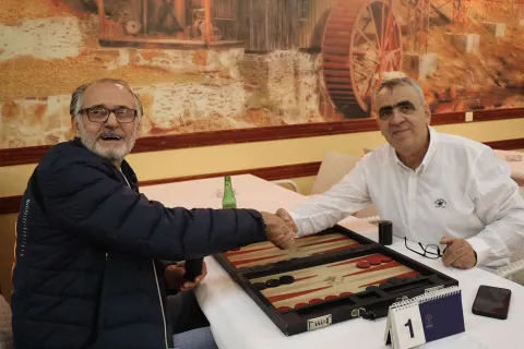 MOSTAR, 8. studenoga (FENA) &ndash; Tavla/Backgammon klub Zrinjski Mostar ovogodi&scaron;nji je domaćin, ali i branitelj naslova, 25. po redu ekipnog državnog prvenstva u tavli. Turnir se održava 9. i 10. studenoga dok je u petak večer održana igra backgammon Jackpot turnira.(Foto FENA/Tomislav Glamuzina)