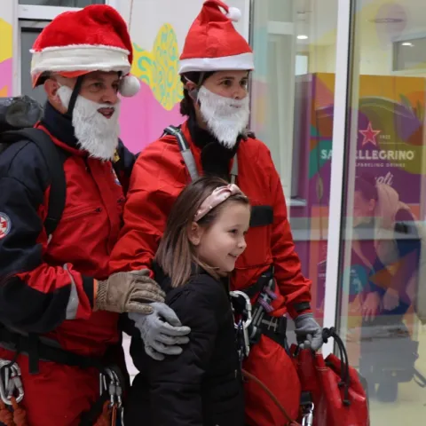 Djedovi Božićnjaci obradovali djecu Pedijatrije SKB-a