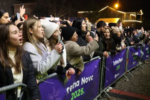 MOSTAR, 1. prosinca (FENA) – Uz spektakularan vatromet, Mostarce je sinoć u Novu 2025. godinu uveo Saša Kovačević, a vrhunski glazbeni program i euforična atmosfera privukla je tisuće turista iz regije koji su ispunili ulice Grada na Neretvi.(Foto FENA/Mario Obrdalj)