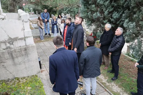 MOSTAR, 2.veljače (FENA) – U povodu sto prve godišnjice smrti Alekse Šantića na njegovom grobu na pravoslavnom groblju Bjelušine u Mostaru održan je spomen na tog velikog mostarskog pjesnika.(Foto FENA/Mario Obrdalj)