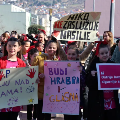 MOSTAR, 22. veljače (FENA) &ndash; Najveća svjetska kampanja protiv nasilja nad ženama i djevojčicama "One Billion Rising &ndash; Jedna milijarda ustaje" održana je u subotu u Mostaru, a okupila je vi&scaron;e stotina plesačica iz nekoliko mostarskih plesnih klubova. (Foto FENA/ Branka Soldo)