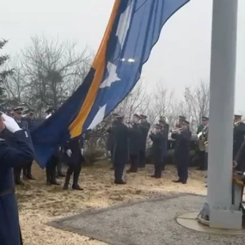 Podizanej zastave na brdu Hum