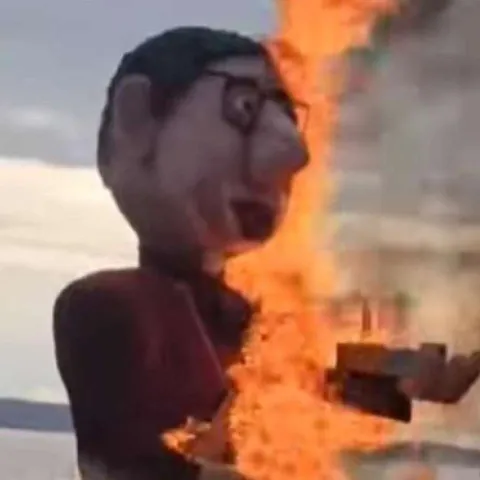 Na maškarama u Dalmaciji zapaljena lutka s likom Vučića