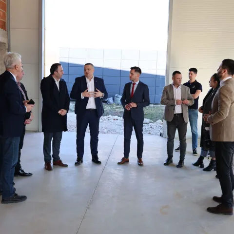 ŠIROKI BRIJEG, 4. ožujka (FENA) - Federalni ministar razvoja, poduzetništva i obrta Vojin Mijatović u utorak je posjetio korisnike Grant sredstava tekućih transfera za 2024. godinu, i to tvrtku Miles u Čitluku, TEM Mandeks u Širokom Brijegu, te Weltplast i Tehnološki park u Posušju. (Foto FENA/ES)