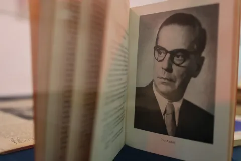 MOSTAR, 13. ožujka (FENA) – Povodom pedesete obljetnice smrti književnika i nobelovca Ive Andrića u Mostaru je u četvrtak, u organizaciji Hrvatskog kulturnog društva (HKD) "Napredak" – Glavna podružnica Mostar, održana izložba djela Ive Andrića iz Zbirke Sesar pod nazivom "Andrić i mi".(Foto FENA/Branka Soldo)