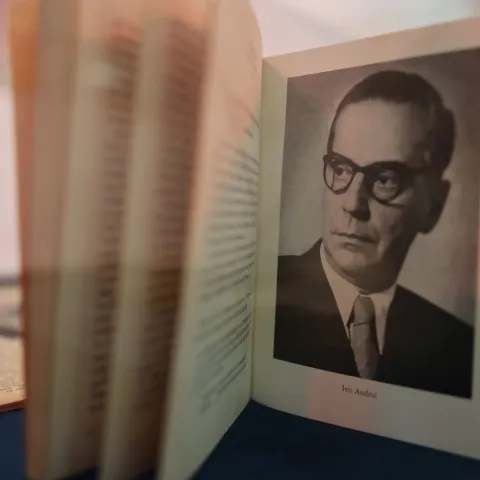 MOSTAR, 13. ožujka (FENA) – Povodom pedesete obljetnice smrti književnika i nobelovca Ive Andrića u Mostaru je u četvrtak, u organizaciji Hrvatskog kulturnog društva (HKD) "Napredak" – Glavna podružnica Mostar, održana izložba djela Ive Andrića iz Zbirke Sesar pod nazivom "Andrić i mi".(Foto FENA/Branka Soldo)