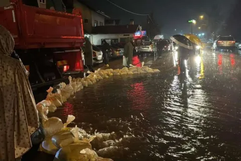 U RS se nekoliko rijeka izlilo iz korita, najkritičnije u Lakta&scaron;ima 