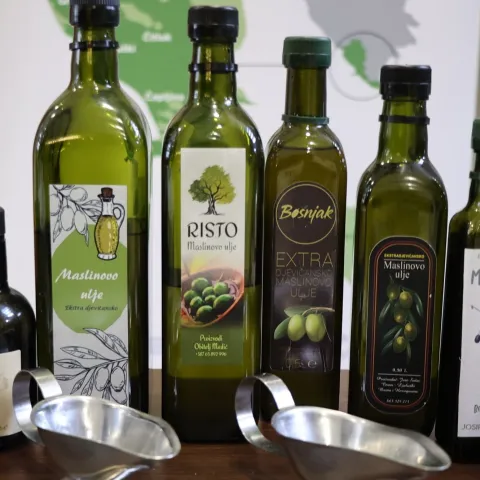 MOSTAR, 6. prosinca (FENA) – Ova godina ostat će upamćena po izuzetnim postignućima hercegovačkog maslinarstva i uljarstva, istaknuo je ravnatelj Federalnog agromediteranskog zavoda Marko Ivanković nakon završnog skupa manifestacije XIII. Dani masline i maslinovih ulja.(Foto FENA/Branka Soldo)