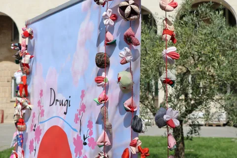 MOSTAR, 13. travnja (FENA) - Drugi festival japanske treЕЎnje odrЕѕan je u nedjelju u Mostaru, a dogaД'aj je zavrЕЎen japanskom ДЌajnom ceremonijom i sadnjom stabla japanske treЕЎnje Kanzan u parku Zrinjevac.(Foto FENA/Mario Obrdalj)