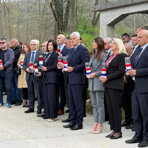 Izaslanstvo HNS-a BiH predvođeno predsjednikom Čovićem u Trusini nazočilo 32. obljetnici stradanja Hrvata