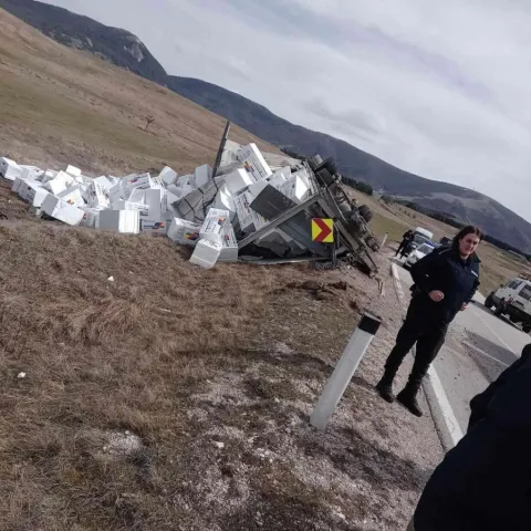 Olujni vjetar prevrnuo teretno vozilo na Kupreškom polju