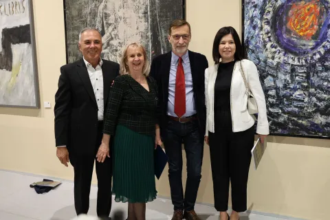 MOSTAR, 24. travnja (FENA) – Velebnom izložbom "Zbirka umjetnina Matice hrvatske", s čak 102 umjetnička djela, u četvrtak večer je u Muzeju moderne umjetnosti Sveučilišta u Mostaru otvoreno "Mostarsko proljeće 2025. – XXVII. Dani Matice hrvatske Mostar". Riječ je o bogatoj Matičinoj zbirci koja se na ovaj način prvi puta predstavila javnosti.(Foto FENA/Branka Soldo)