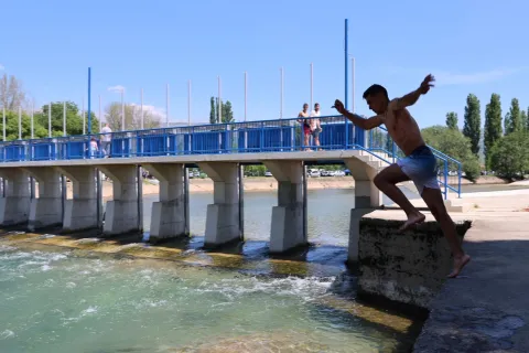 MOSTAR, 1. svibnja (FENA) - Stanovnici Mostara proslavili su MeД'unarodni praznik rada na nekom od izletiЕЎta u okolici najveД‡eg grada u Hercegovini.(Foto FENA/Branka Soldo)
