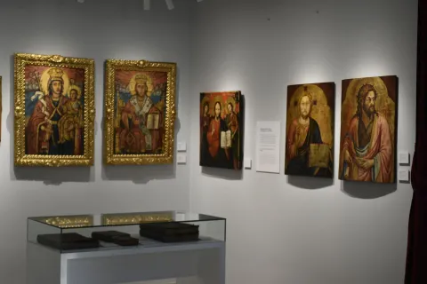 MOSTAR, 2. svibnja (FENA) вЂ" U prostorijama VladiДЌanskog dvora u Mostaru sveДЌano je otvoren Muzej Sabornog hrama Svete Trojice u kojem je izloЕѕena vrijedna zbirka od preko ДЌetrdeset ikonopisnih djela razliДЌitih stilova i tehnika, meД'u kojima su najzastupljenije ikone slikane temperom na drvetu. (Foto FENA)