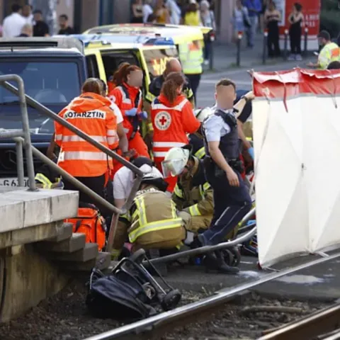 Automobil naletio na grupu ljudi na tramvajskoj stanici u Stuttgartu 
