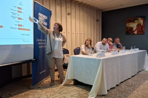 Građani u RS-u najviše vjeruju vjerskim zajednicama pa onda medijima, u FBiH situacija obrnuta 