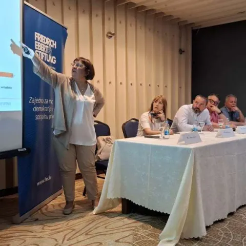 Građani u RS-u najviše vjeruju vjerskim zajednicama pa onda medijima, u FBiH situacija obrnuta 