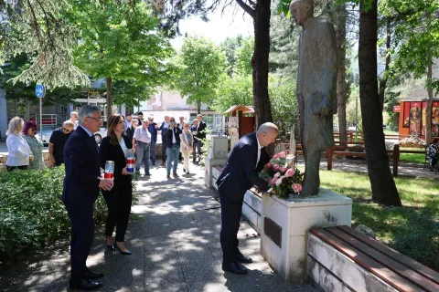 MOSTAR, 7. svibnja (FENA) – U povodu 62. Šimićevih susreta, ove godine posvećenih 100. obljetnici smrti velikog pjesnika Antuna Branka Šimića, u srijedu je položeno cvijeće kod njegovog spomenika u Mostaru.(Foto FENA/ES)