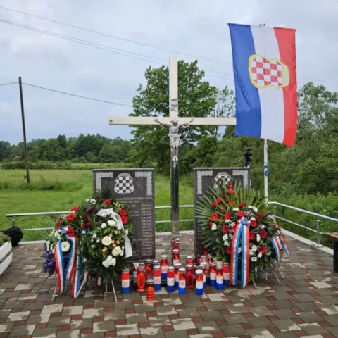 Odavanjem počasti i svetom misom obilježena godišnjica stradanja Hrvata u Brčkom 1992.