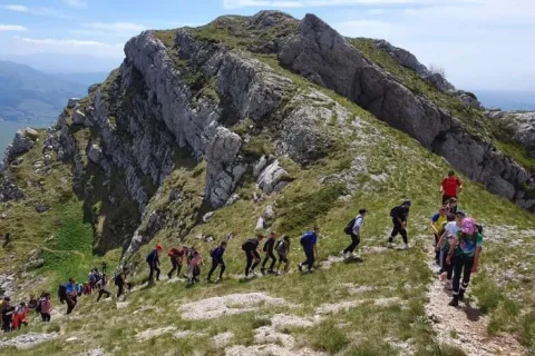 Uspon na vrh planine Kamešnice okupio oko 250 planinara 