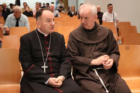 MOSTAR, 14. svibnja (FENA) - Predstavljanje dviju knjiga o ubijenim fratrima "Krvlju opečaćeni za nebo" i "Svjedočanstva o ubijenoj gimnaziji" upriličeno je večeras u dvorani ispod zvonika u crkvi sv. Petra i Pavla u Mostaru. (Foto FENA/ES)