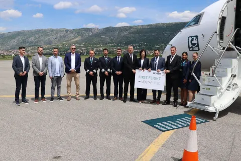 MOSTAR, 15. svibnja (FENA) - SveДЌano otvaranje baze aviokompanije Sky Alps, koje oznaДЌava vaЕѕan korak u jaДЌanju zraДЌnog prometa u regiji, kao i uspostavi dugoroДЌne suradnje izmeД'u Sky Alpsa i ZraДЌne luke Mostar, upriliДЌeno je u ДЌetvrtak na mostarskom aerodromu. (Foto FENA/ES)