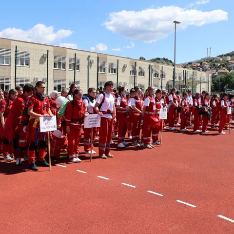 MOSTAR, 17. svibnja (FENA) - U organizaciji Crvenog križa Federacije BiH, u subotu je u Mostaru održano 26. federalno natjecanje iz pružanja prve pomoći na kojem je sudjelovalo 16 ekipa iz cijele Federacije BiH. (Foto FENA/ES)