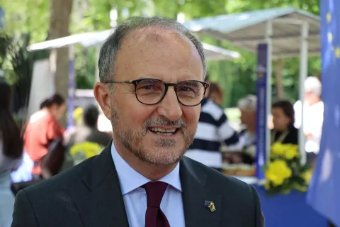 MOSTAR, 10. svibnja (FENA) вЂ" Veleposlanik Luigi Soreca, ЕЎef Delegacije Europske unije u Bosni i Hercegovini i specijalni predstavnik EU u BiH posjetio je u subotu Mustar okviru obiljeЕѕavanja Dana Europe 2025. godine i poslao poruku o vaЕѕnosti euroskoga puta BiH i njezinih graД'ana. (Foto FENA/Mario Obrdalj) 