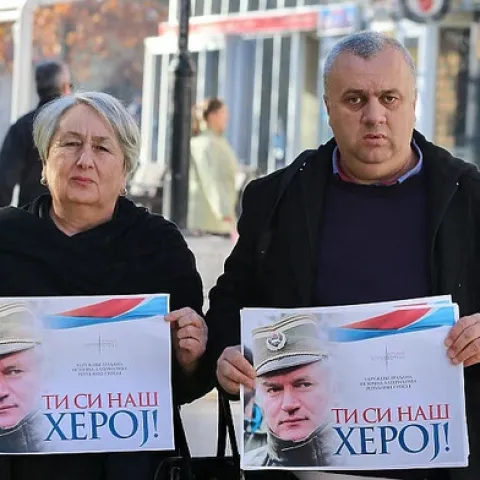 Vojin Pavlović (desno) veličao ratnog zločinca