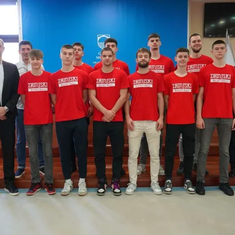 Kordić primio ko&scaron;arka&scaron;e HKK Zrinjski 1992. povodom ulaska u Prvu ligu BiH 