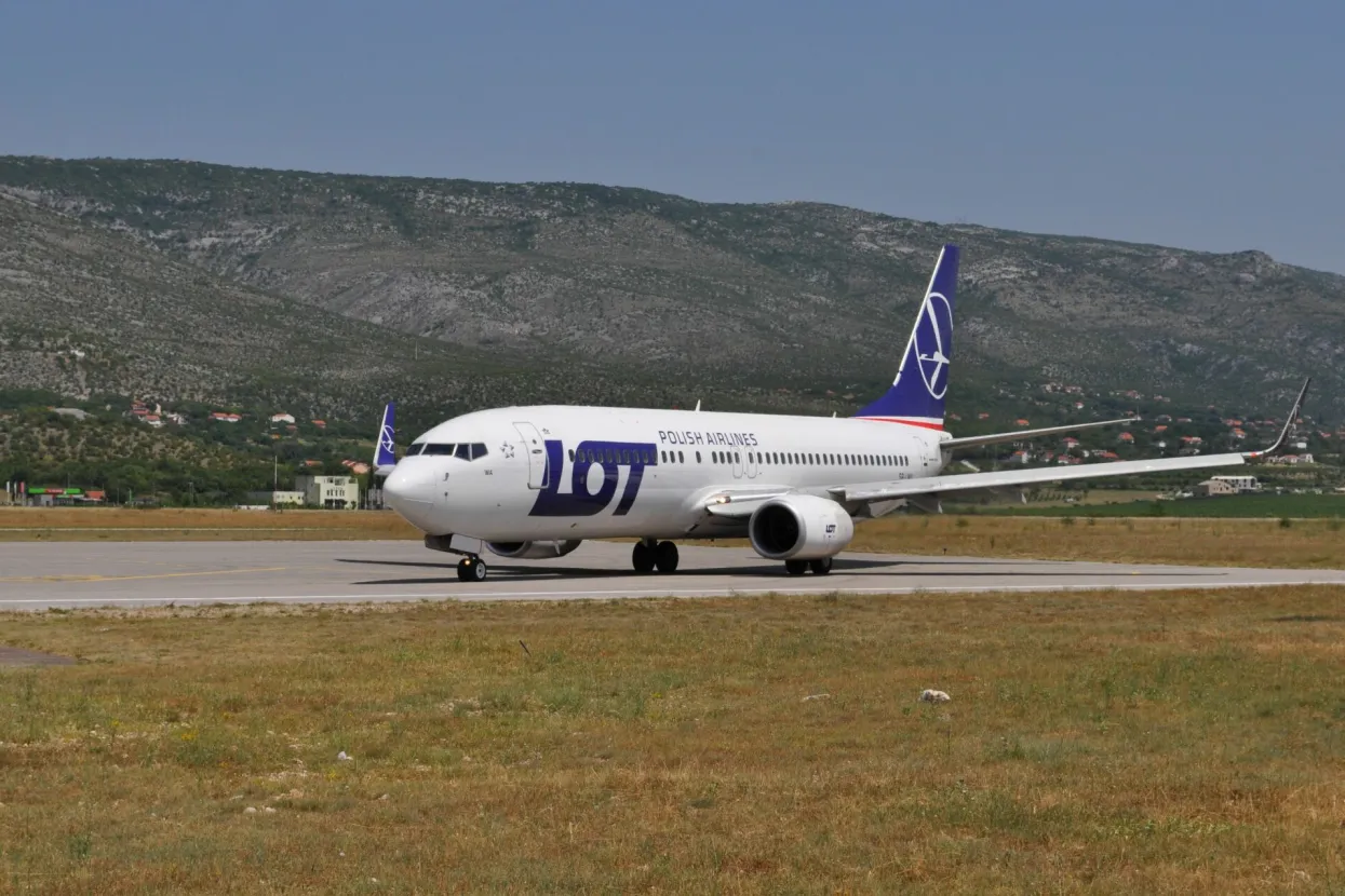 MOSTAR, 21. lipnja (FENA) – U Zračnu luku Mostar je u utorak sletio zrakoplov poljskog avioprijevoznika "LOT" koji je charter letom dovezao 161 putnika te je po prvi put napravljen zračni most između Mostara i Poljske.(Foto FENA/Tomislav Glamuzina)