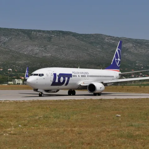 MOSTAR, 21. lipnja (FENA) &ndash; U Zračnu luku Mostar je u utorak sletio zrakoplov poljskog avioprijevoznika "LOT" koji je charter letom dovezao 161 putnika te je po prvi put napravljen zračni most između Mostara i Poljske.(Foto FENA/Tomislav Glamuzina)