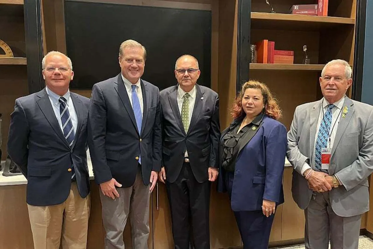 Schmidt iz Ohia sa ostalim dužnosnicima