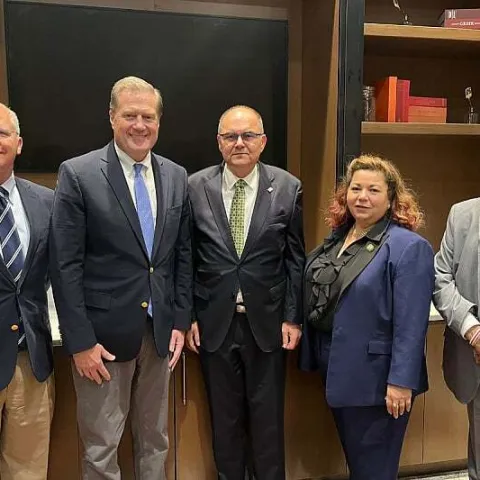 Schmidt iz Ohia sa ostalim dužnosnicima