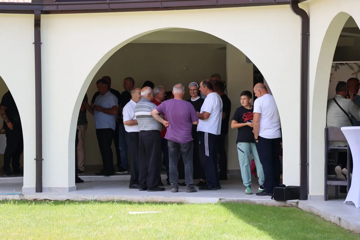 MOSTAR, 28. svibnja (FENA) – U Potocima kod Mostara, u samostanu Školskih sestara franjevki Krista Kralja, u srijedu je svečano otvorena "Paxa House" – kušaonica maslinova ulja. Ova kušaonica je sjeverni ulaz u buduću hercegovačku Cestu maslinova ulja.(Foto FENA/Mario Obrdalj)
