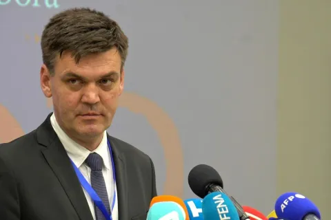 MOSTAR, 19. veljače (FENA) – Hrvatski narodni sabor (HNS) BiH na izvanrednom je zasjedanju u Mostaru jednoglasno usvojio niz zaključaka koji se tiču aktualne političke situacije u Bosni i Hercegovini i izmjena izbornog zakonodavstva.(Foto FENA/Emanuel Soca)