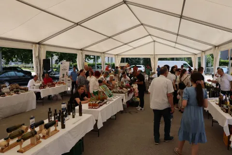 MOSTAR, 10. lipnja (FENA) – Osmo izdanje Sajma braniteljskog poduzetništva održava se u utorak na Platou iza Gimnazije Mostar. Ovogodišnje izdanje okupilo je velik broj izlagača, njih više od 60, iz Bosne i Hercegovine te susjedne Hrvatske.(Foto FENA/Tomislav Glamuzina)