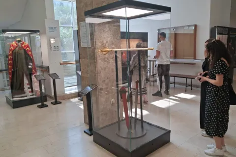 MOSTAR, 11. lipnja (FENA) – Na Filozofskom fakultetu Sveučilišta u Mostaru postavljena je izložba pod nazivom ''Duvno polje – kraljevsko prijestolje: suvremena interpretacija predaje o krunidbi kralja Tomislava'', koja ostaje otvorena do 19. lipnja. (Foto FENA/FF SUM)