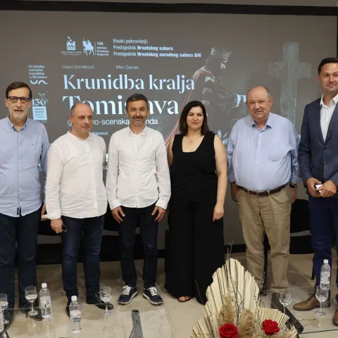 MOSTAR, 12. lipnja (FENA) – U Hrvatskom domu herceg Stjepana Kosače u Mostaru u četvrtak je predstavljen projekt ''Glazbeno-scenska legenda 'Krunidba kralja Tomislava'''. Praizvedba ovog djela bit će upriličena 28. lipnja u bazilici sv. Nikole Tavelića u Tomislavgradu, u okviru obilježavanja 1100. obljetnice Hrvatskog Kraljevstva.(Foto FENA/Tomislav Glamuzina)