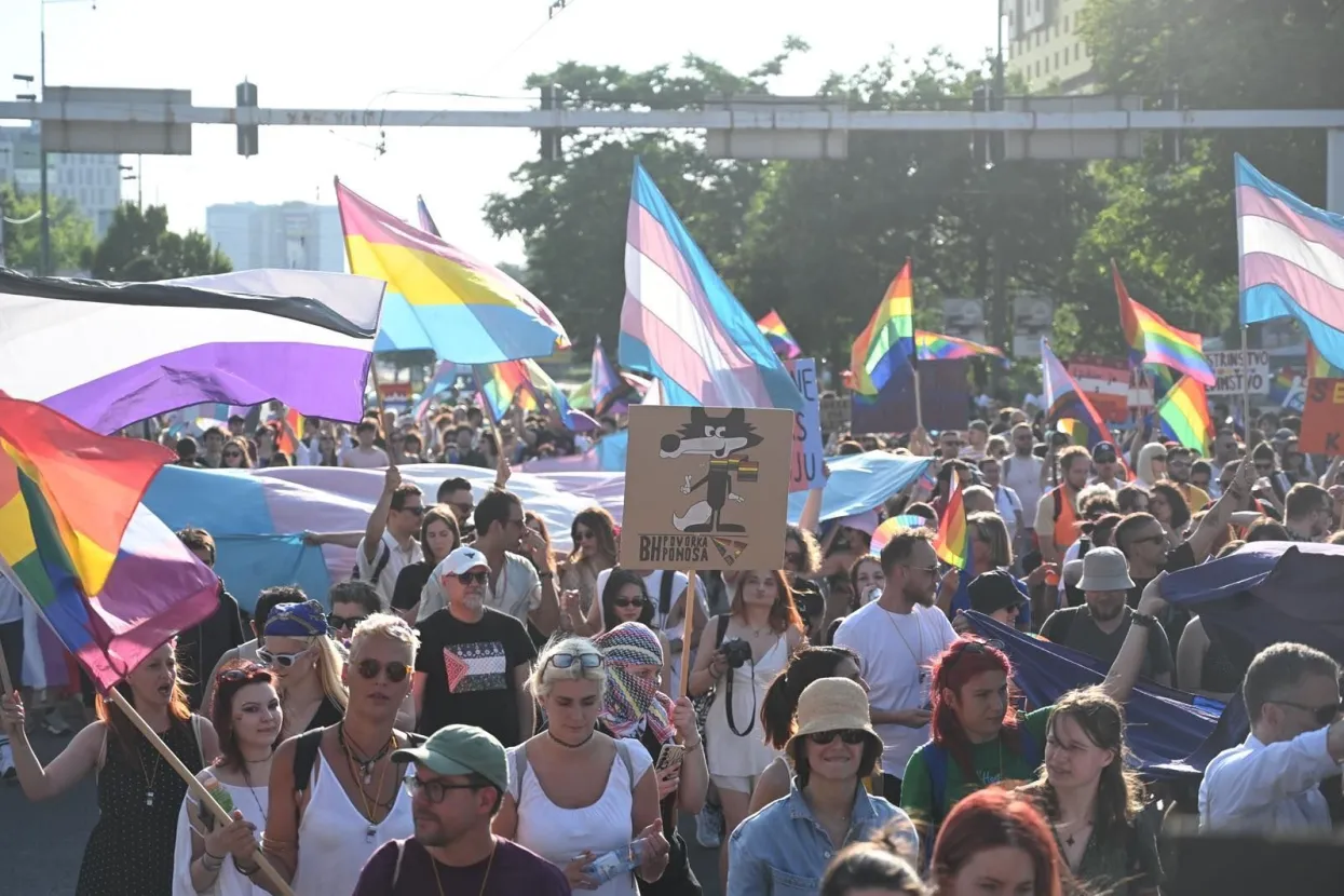 U Sarajevu se održava šesta bh. "Povorka ponosa", a ove godine pod sloganom "Ljubav je zakon". Pored ostalog, traže pravno priznanje istospolnih zajednica