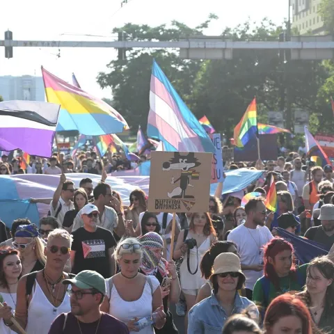 U Sarajevu se održava šesta bh. "Povorka ponosa", a ove godine pod sloganom "Ljubav je zakon". Pored ostalog, traže pravno priznanje istospolnih zajednica