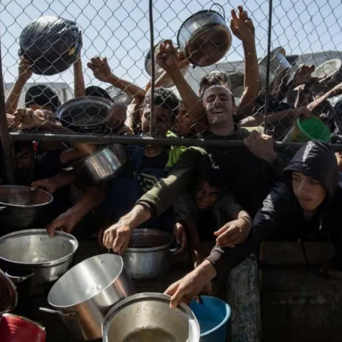 U izraelskom granatiranju ubijen 51 Palestinac dok su čekali pomoć u Gazi 