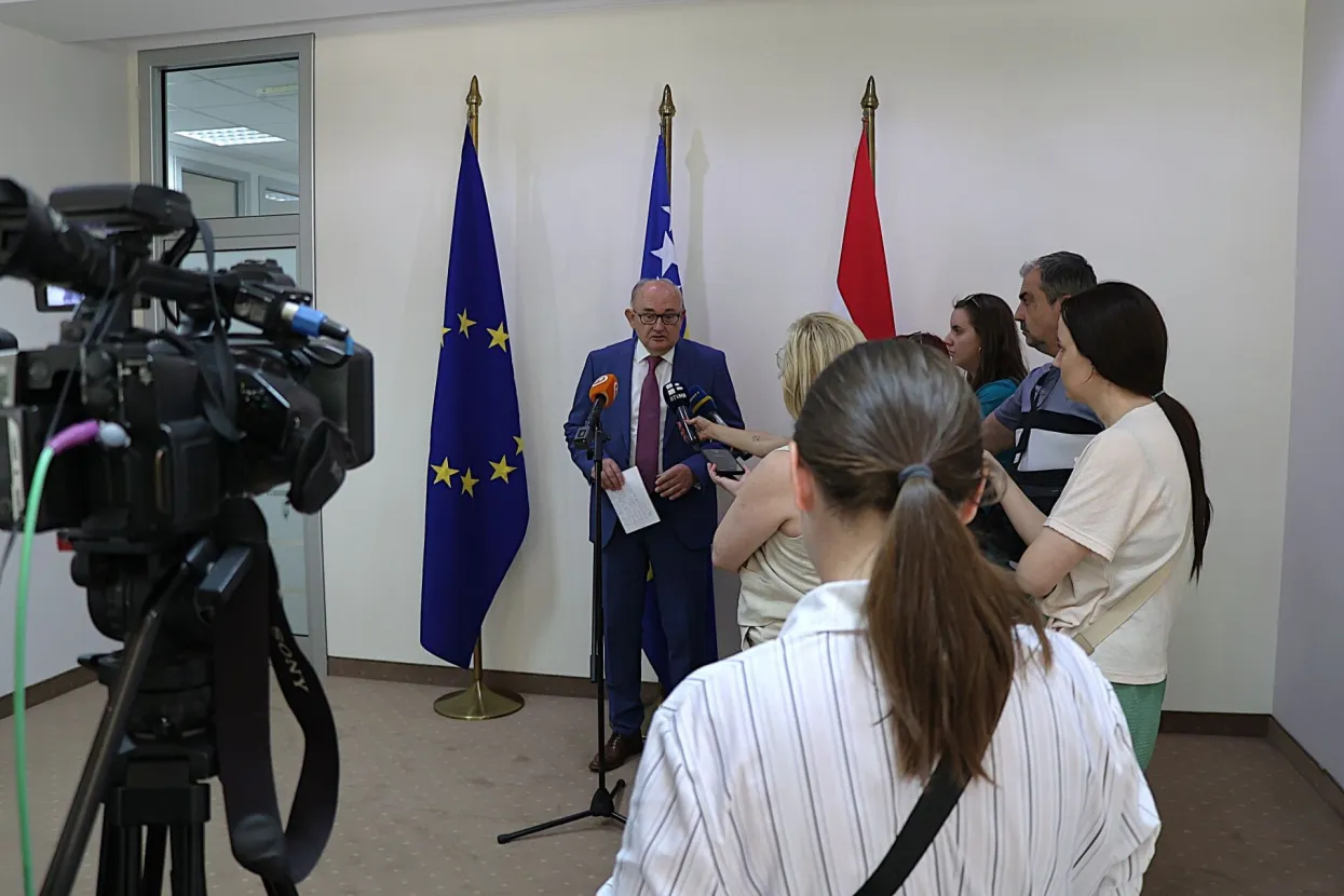 MOSTAR, 23. lipnja (FENA) вЂ" Glavno vijeД‡e Hrvatskog narodnog sabora (GV HNS) BiH je na sjednici odrЕѕanoj u ponedjeljak u Mostaru obradilo nekoliko tema, s posebnim naglaskom na vanjsku politiku BiH i meД'unarodno predstavljanje.(Foto FENA/Mario Obrdalj)