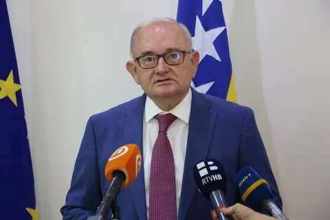 MOSTAR, 23. lipnja (FENA) вЂ" Glavno vijeД‡e Hrvatskog narodnog sabora (GV HNS) BiH je na sjednici odrЕѕanoj u ponedjeljak u Mostaru obradilo nekoliko tema, s posebnim naglaskom na vanjsku politiku BiH i meД'unarodno predstavljanje.(Foto FENA/Mario Obrdalj)