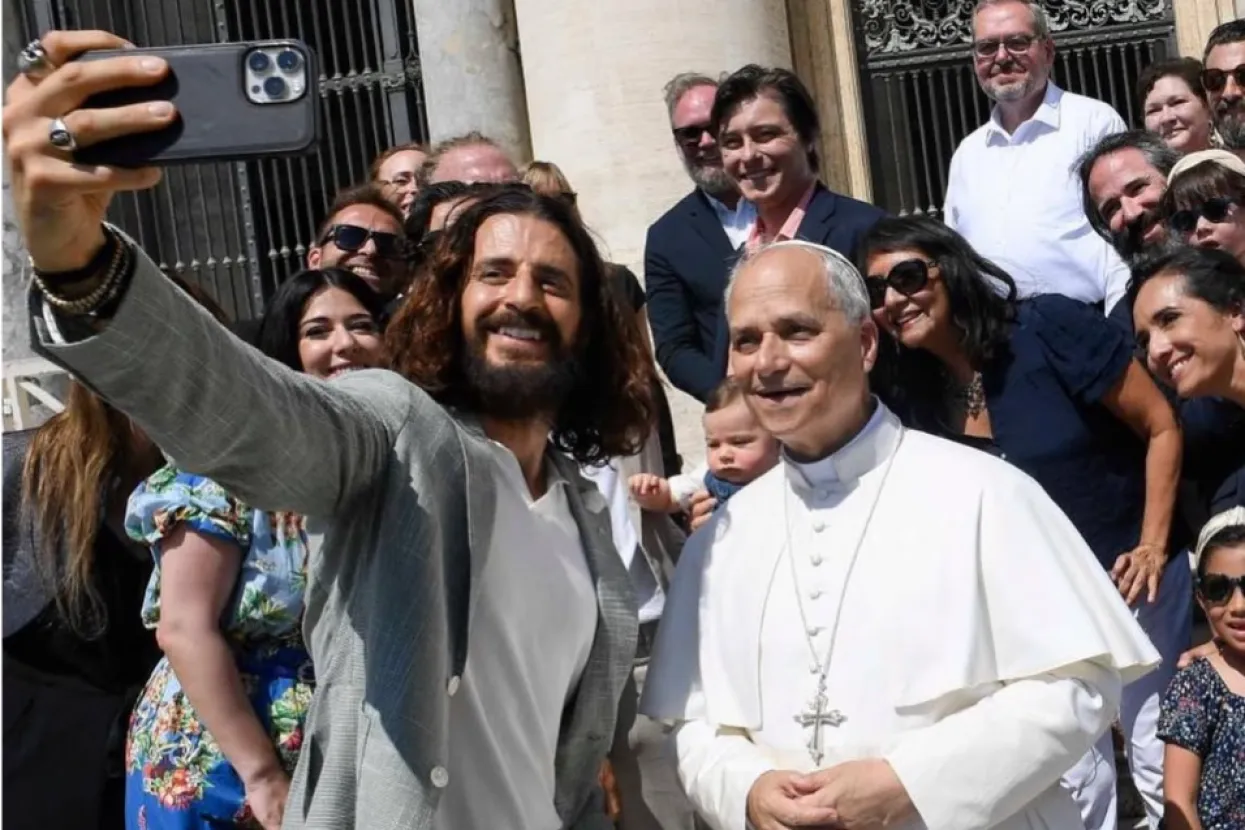 Jonathan Roumie i papa Lav XIV.