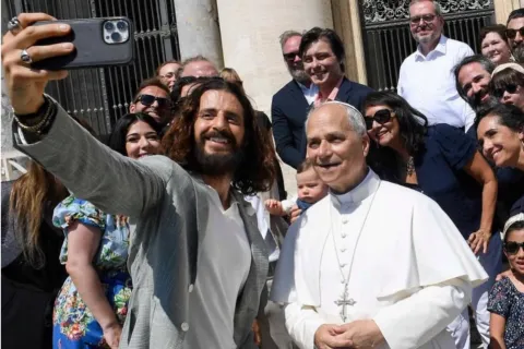 Jonathan Roumie i papa Lav XIV.