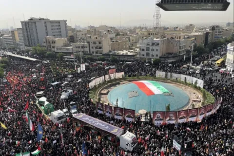 Iranci se okupili kako bi pokopali 60-ak vojnih časnika i nuklearnih znanstvenika