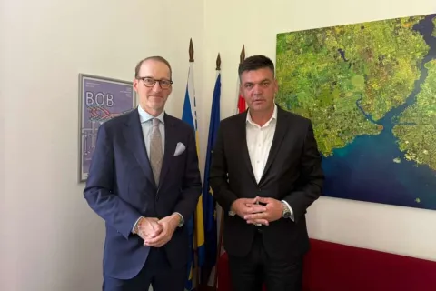 Predsjednik HDZ-a 1990 s veleposlanikom Austrije