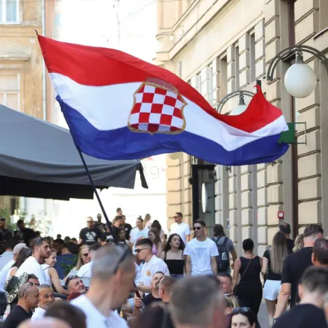 Očekuje se oko pola milijuna ljudi na Thompsonovom koncertu